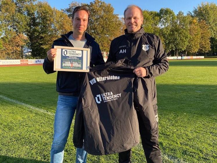 David Pietsch of Ultra Tendency presents rain jackets to VfB Ottersleben
